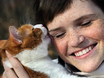 Why Does My Cat Lick My Face? 8 Vet-Reviewed Reasons for This Behavior