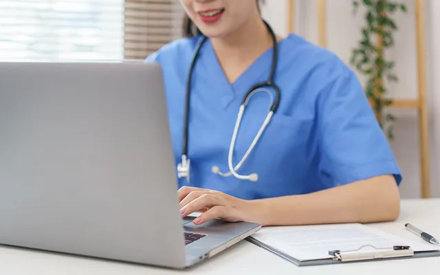 Can Online Vets Prescribe Antibiotics? Our Vet Explains the Facts & Legality