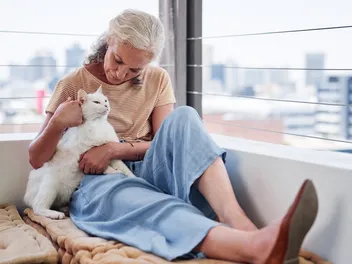 Why Do Cats Like to Cuddle? 5 Vet-Verified Reasons
