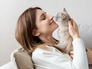 Do Cats Like Humans? 12 Vet-Verified Ways They Show Humans Love!