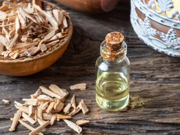 Does Cedarwood Oil Kill Fleas on Cats? Vet-Verified Effectiveness & Safety Explained