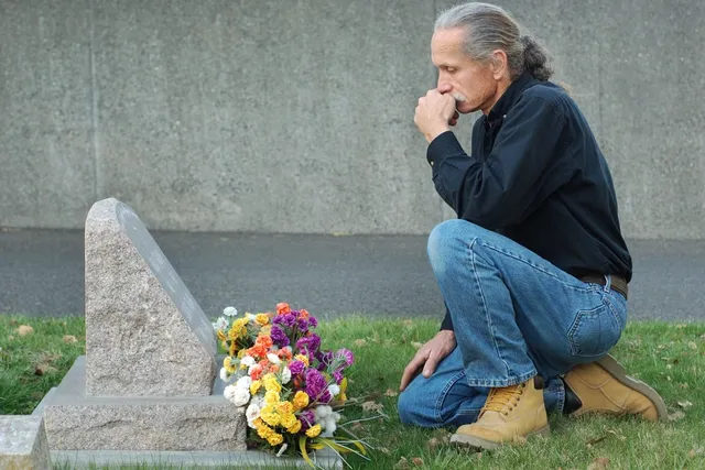How to Help a Friend Who's Grieving Over a Cat: 10 Tips