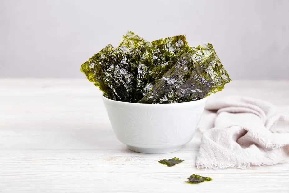 Crispy-nori-seaweed-in-the-bowl