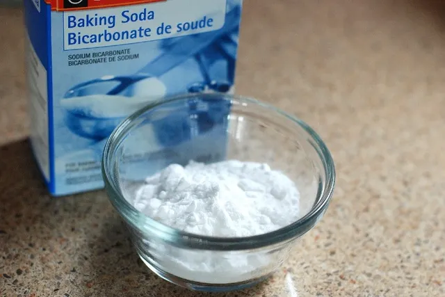 Does Baking Soda Kill Fleas on Cats? Vet-Approved Effectiveness & FAQ