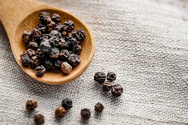 Does Black Pepper Keep Cats Away? Vet-Reviewed Facts & FAQ