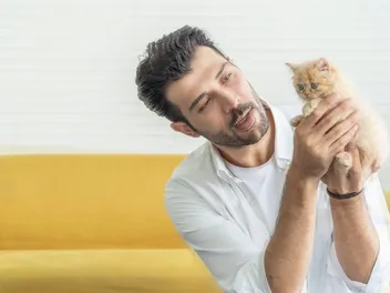 How Early Can You Hold a Kitten? Early Life & Vet-Reviewed Safety Tips
