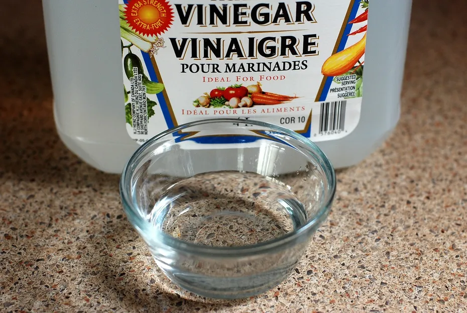 bottle of white vinegar with glass bottle
