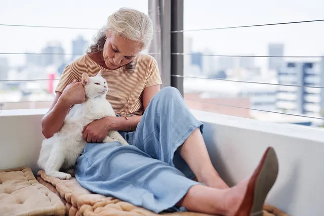 Why Do Cats Like to Cuddle? 5 Vet-Verified Reasons
