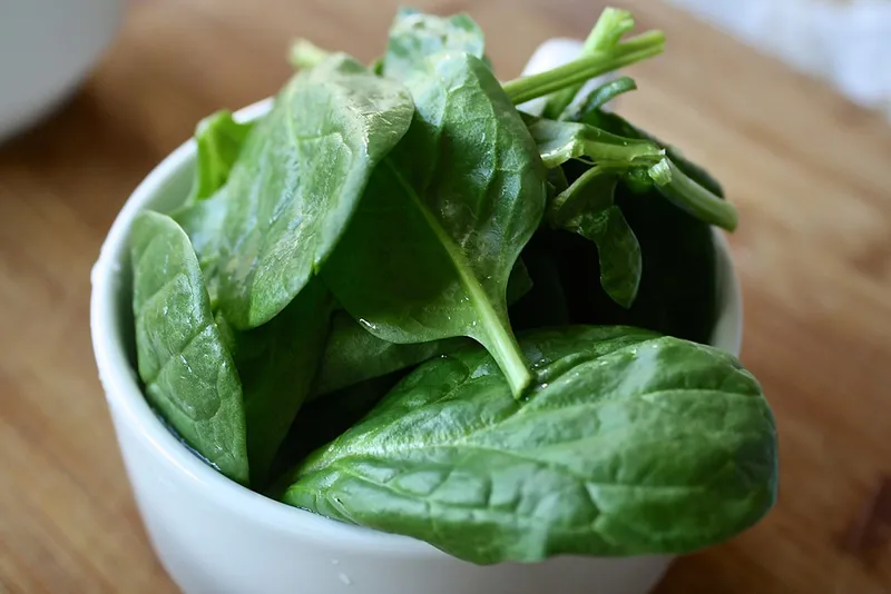 bowl of spinach leaves