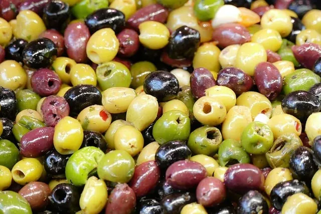 Can Cats Eat Black & Green Olives? Vet-Verified Nutritional Science & Info