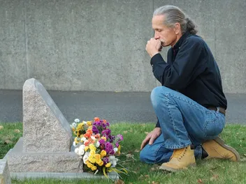 How to Help a Friend Who's Grieving Over a Cat: 10 Tips