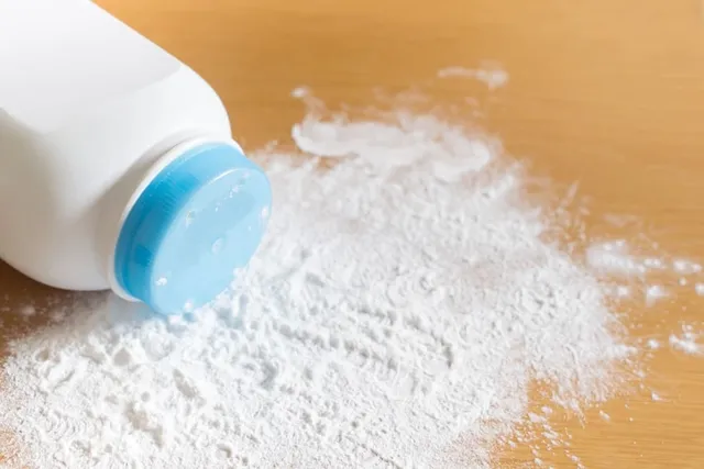 Does Baby Powder Kill Fleas on Cats? Vet-Reviewed Facts & Safety Explored