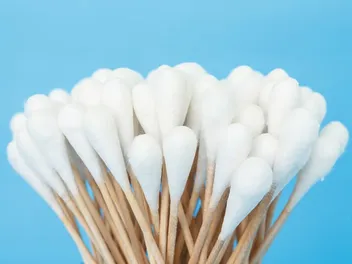 Can a Q-Tip Help a Cat in Heat? (Vet Answer)