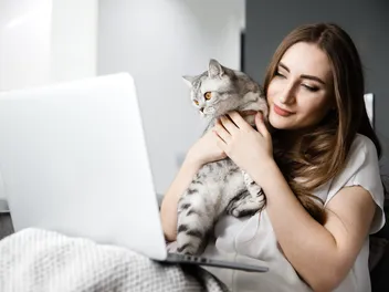 How Can I Talk With a Vet When It’s in the Middle of the Night? 5 Ideas & Online Vet Options