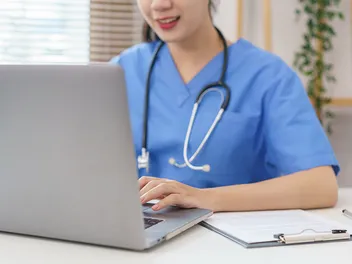 Can Online Vets Prescribe Antibiotics? Our Vet Explains the Facts & Legality