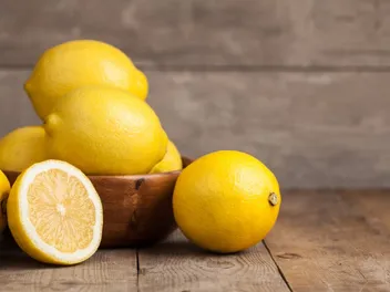 Do Cats Like the Scent of Lemon? Vet Reviewed Facts