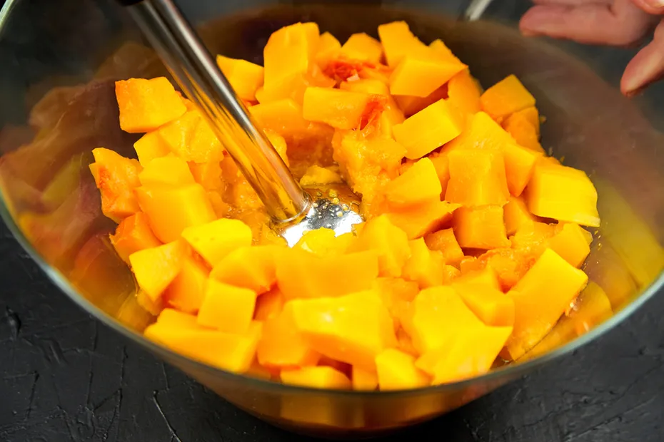 squash pureed with blender in a bowl