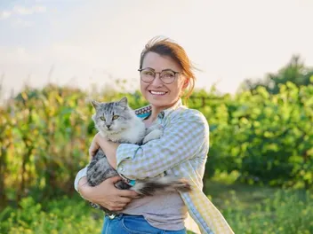 Why Does My Cat Meow When I Pick Her Up? 4 Common Reasons (Vet-Verified)