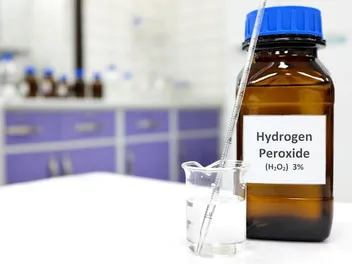 Can I Use Hydrogen Peroxide on Cats? Vet Reviewed Risks & Advice