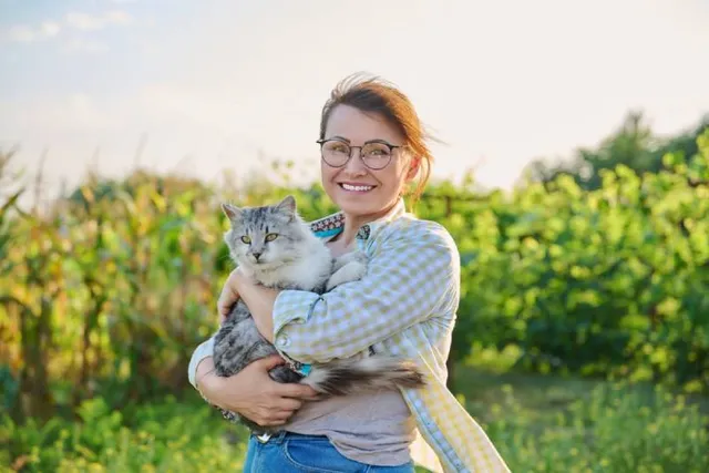 Why Does My Cat Meow When I Pick Her Up? 4 Common Reasons (Vet-Verified)