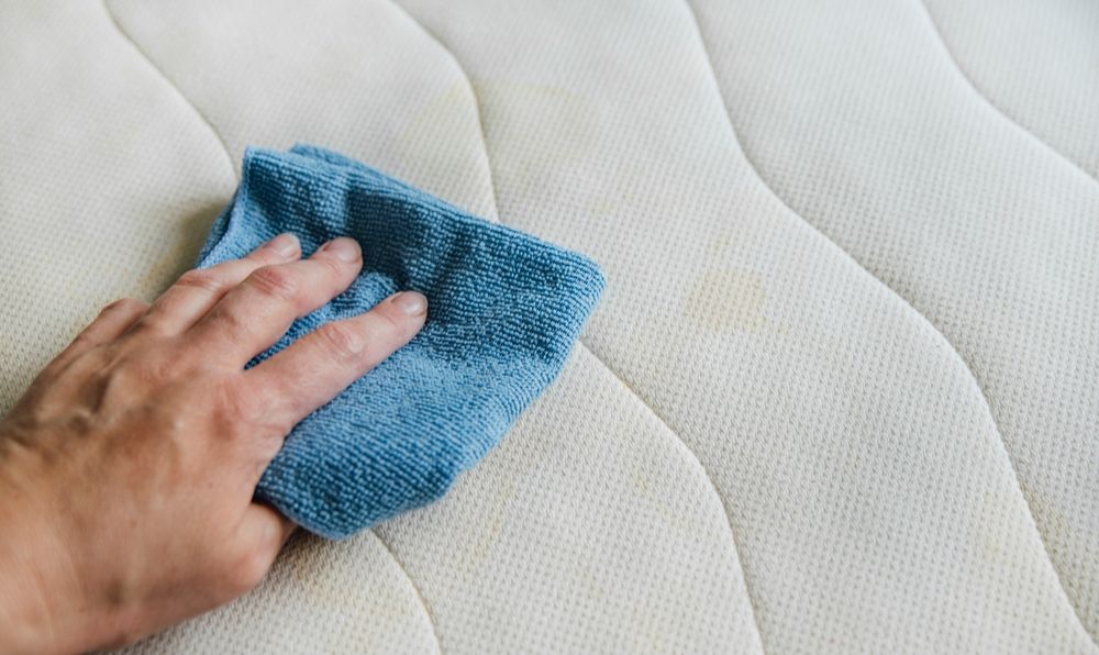 cleaning-a-dirty-mattress