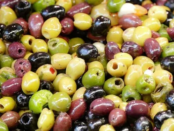 Can Cats Eat Black & Green Olives? Vet-Verified Nutritional Science & Info