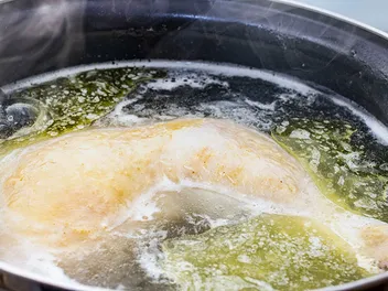 Is Cooked Chicken Good for Cats with Hyperthyroidism? Vet-Approved Benefits & Tips