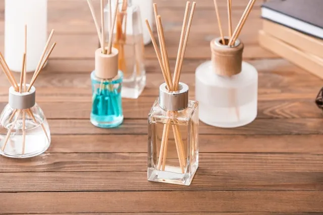 Are Reed Diffusers Bad for Cats? Vet-Reviewed Facts & FAQ