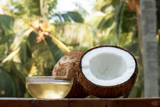 Does Coconut Oil Kill Fleas on Cats? Vet-Reviewed Effectiveness & Safety Guide