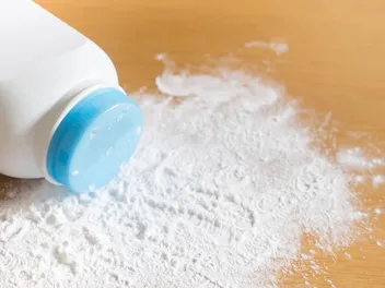 Does Baby Powder Kill Fleas on Cats? Vet-Reviewed Facts & Safety Explored