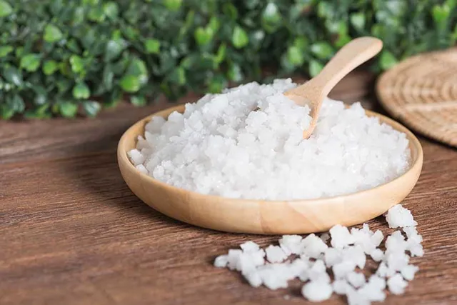 Epsom Salt Bath for Fleas on Cats: Vet-Reviewed Effectiveness, Safety & Alternatives