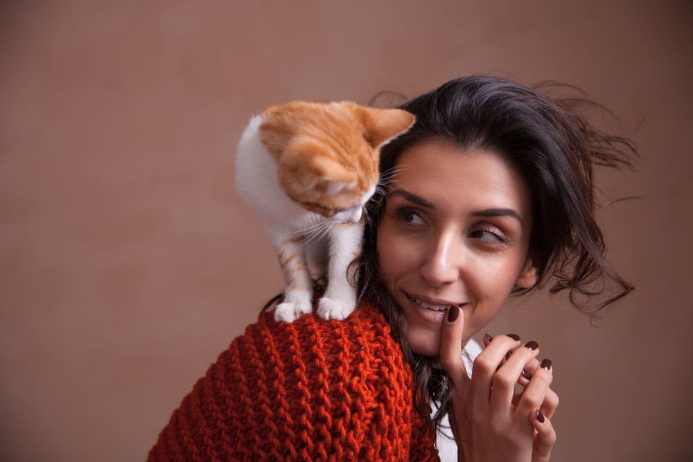 Why Does My Cat Chew on My Hair? 6 Vet-Reviewed Reasons for This Behavior