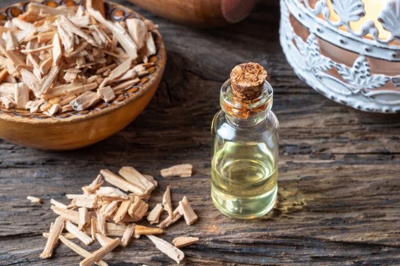 Does Cedarwood Oil Kill Fleas on Cats? Vet-Verified Effectiveness & Safety Explained