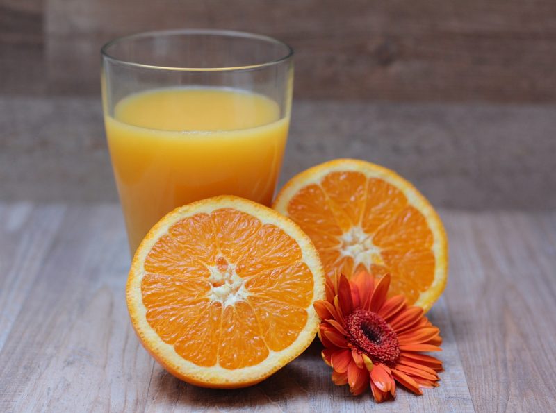 glass-of-orange-juice-with-sliced-orange