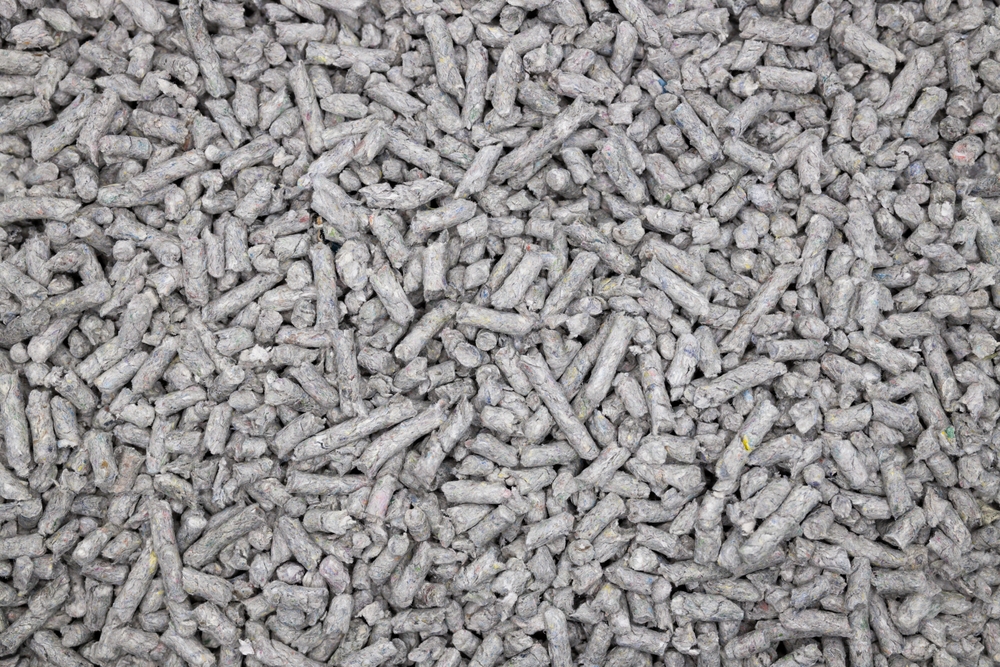 Paper cat litter pellets