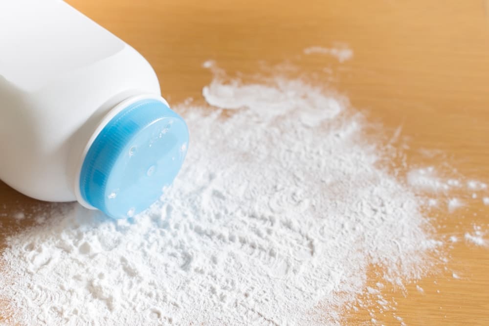 Does Baby Powder Kill Fleas on Cats? Vet-Reviewed Facts & Safety Explored