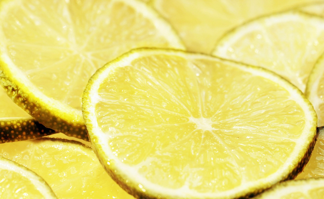 slices of lemon
