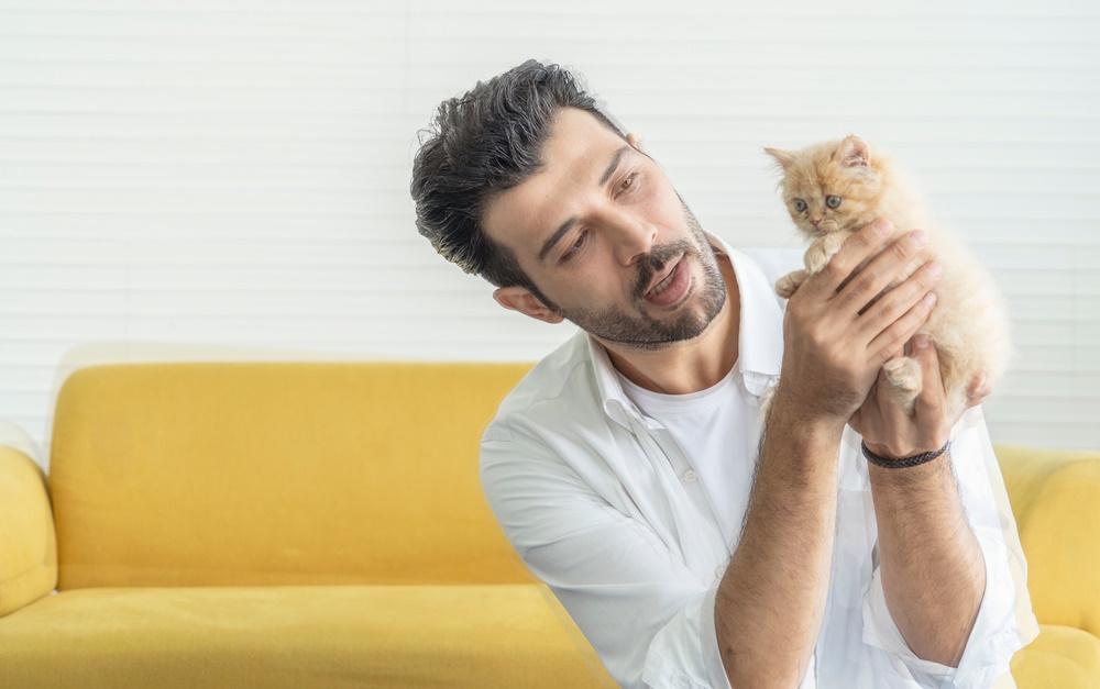 How Early Can You Hold a Kitten? Early Life & Vet-Reviewed Safety Tips