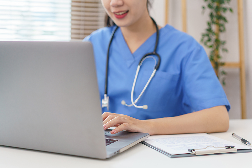 Can Online Vets Prescribe Antibiotics? Our Vet Explains the Facts & Legality
