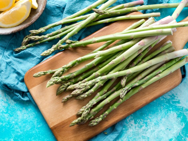 asparagus on a chopping board