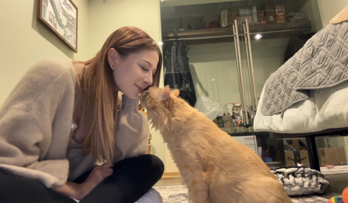 Rachael touching noses with Garbanzo_Weekly Mews